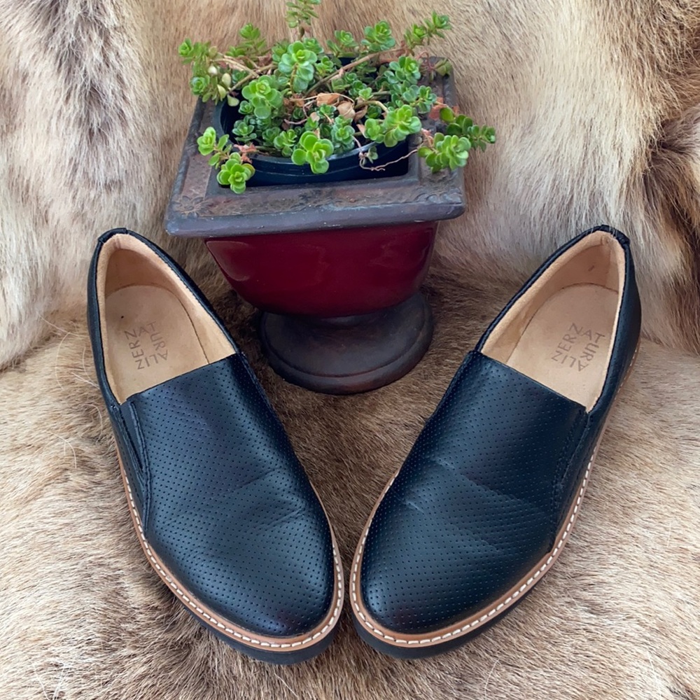 EUC-Leather Black Loafers by Naturalizer